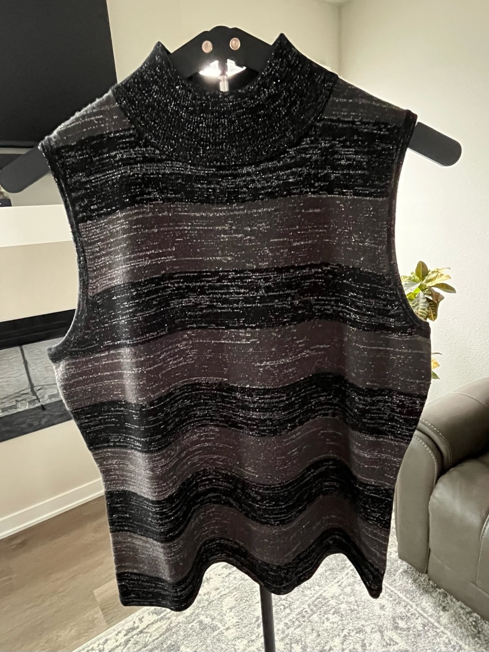 Women’s Investments sleeveless mock-neck knit top. Size Large